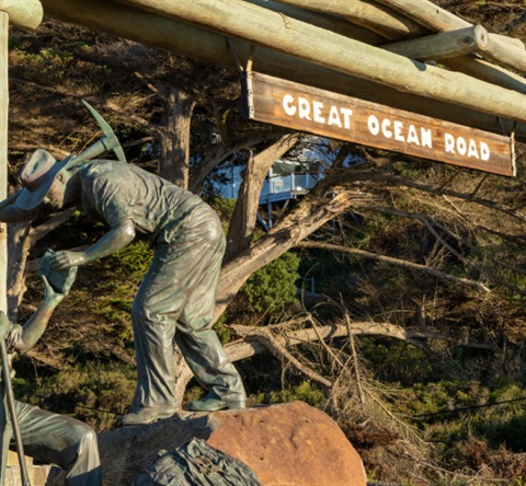 The-Great-Ocean-Road-a-living-memorial.jpg
